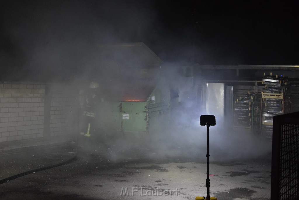 Feuer Papp Presscontainer Koeln Hoehenberg Bochumerstr P074.JPG - Miklos Laubert